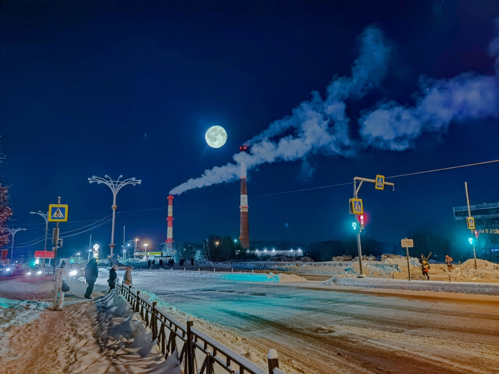 30 апреля ночь. Мурманск вечером. Мурманск Мороз. Самая низкая температура в Мурманске. Сугробы есть в Мурманске.