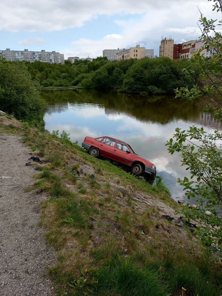 Авто в озере